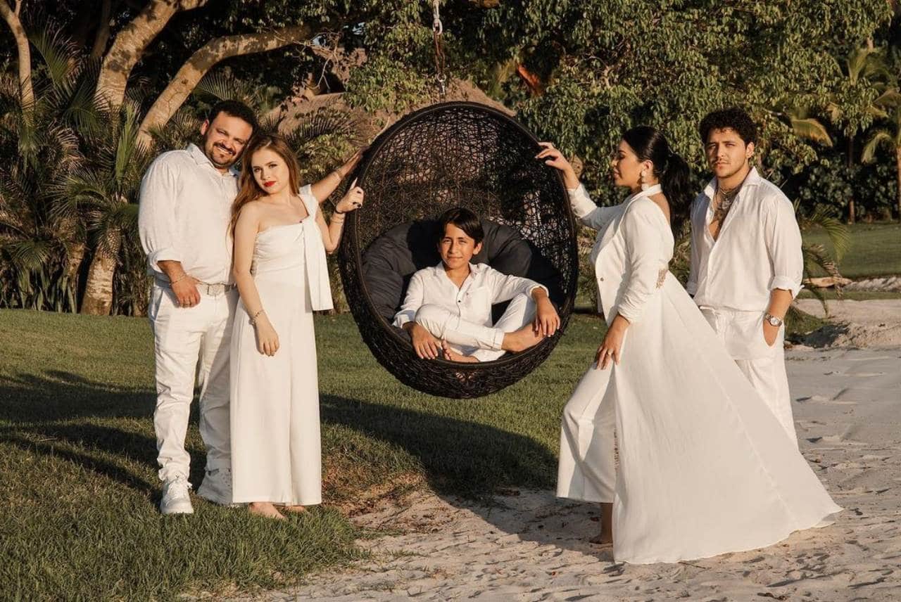 Christian Nodal y su familia hermanos