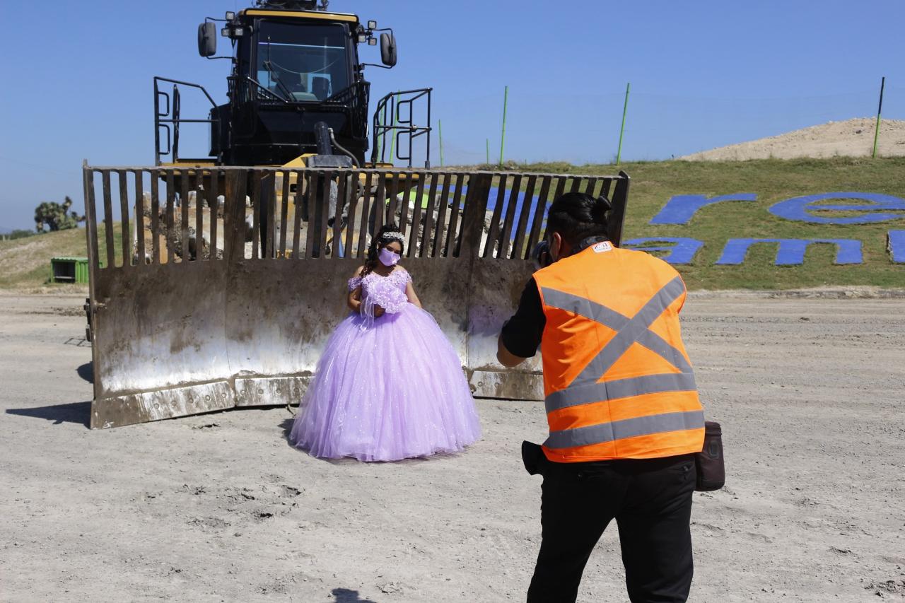 Quinceanera se toma fotos basura papa