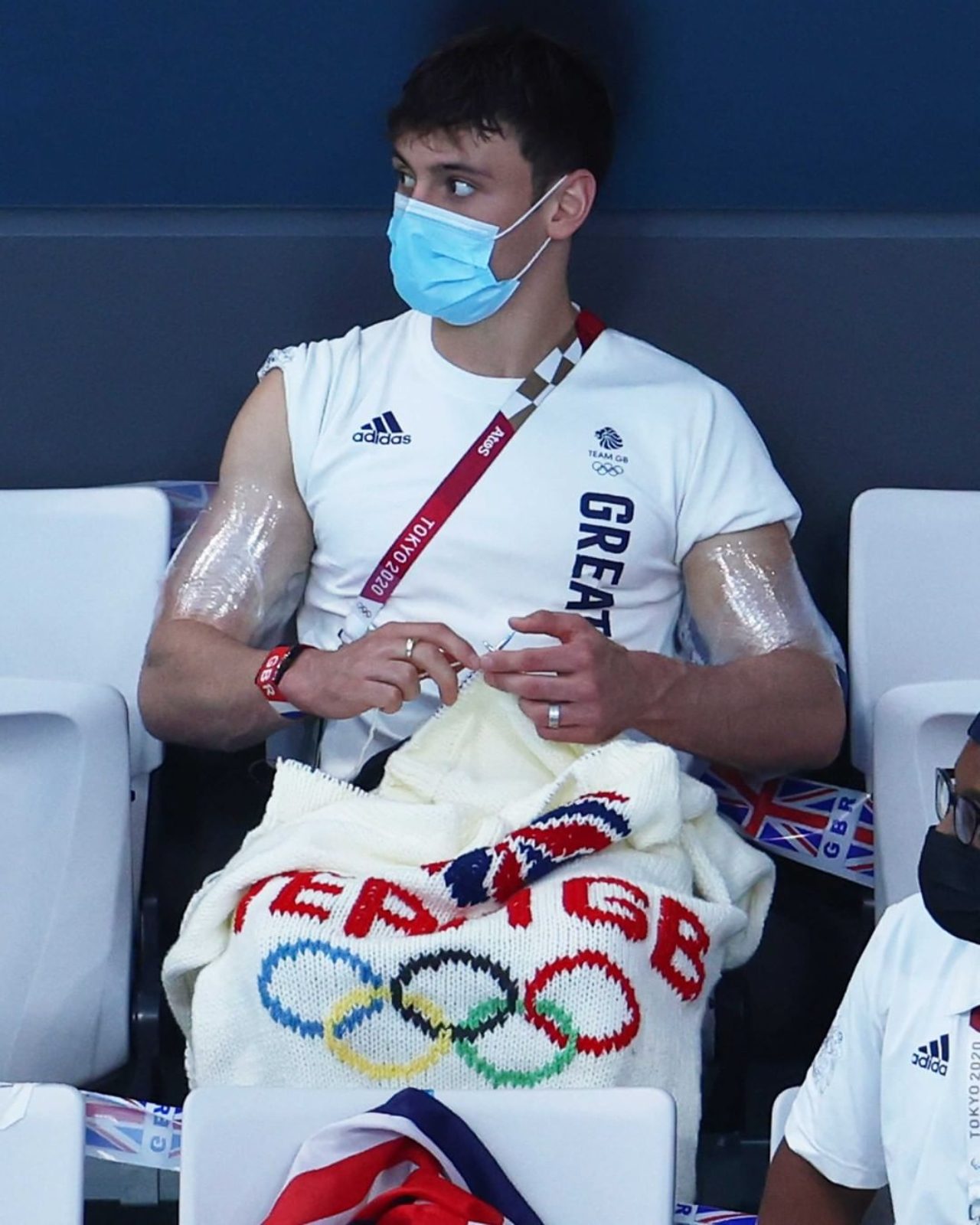 Tom Daley tejiendo en Tokyo 2020