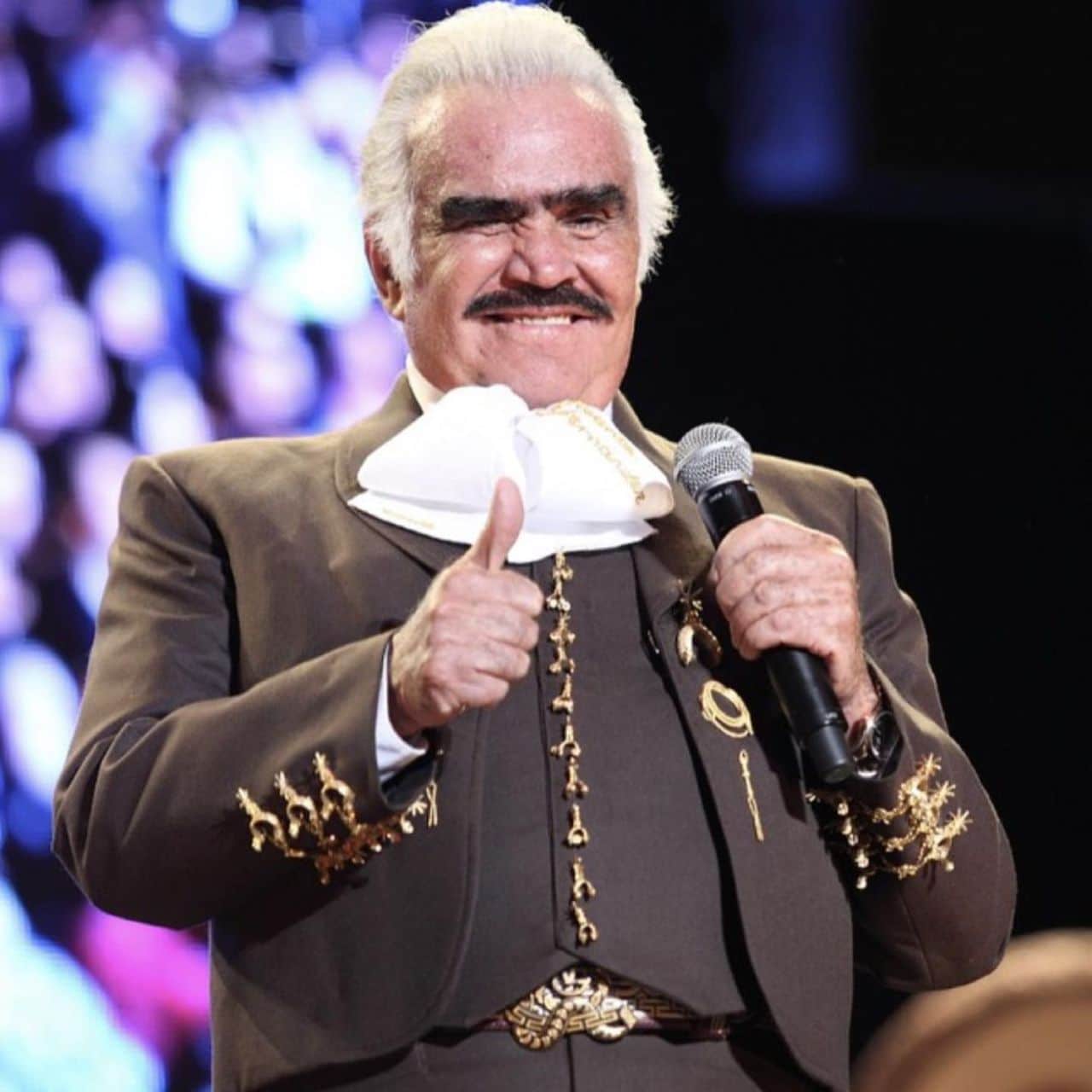 Vicente Fernandez en hospital por caida