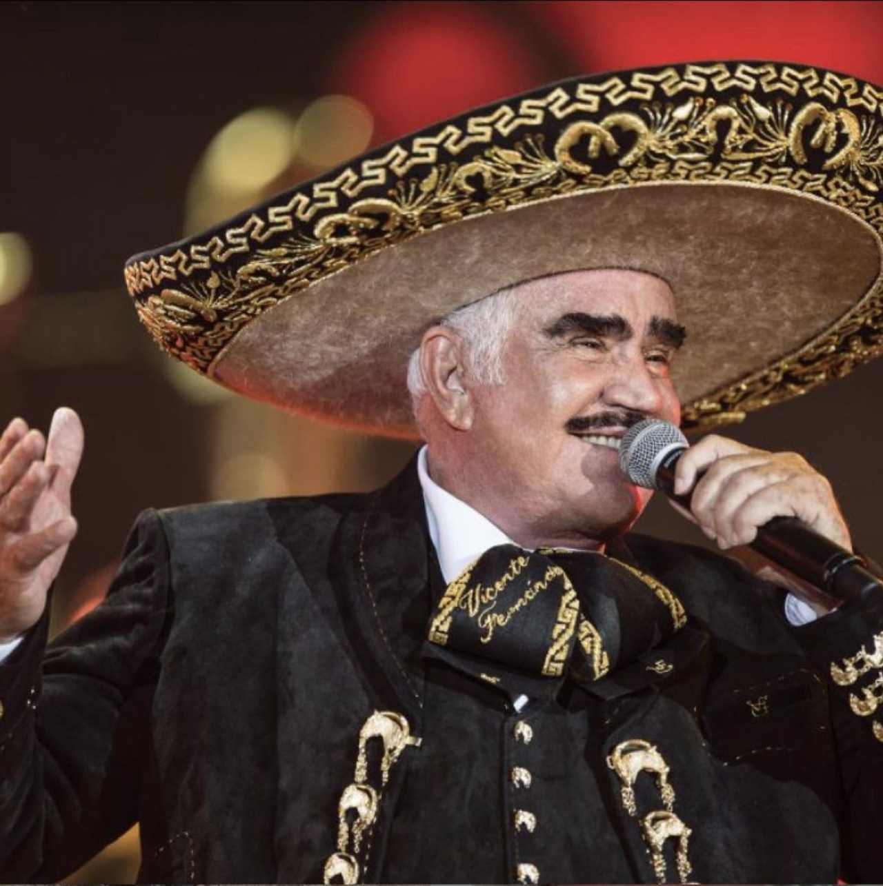 Vicente Fernández sometido a traqueotomía