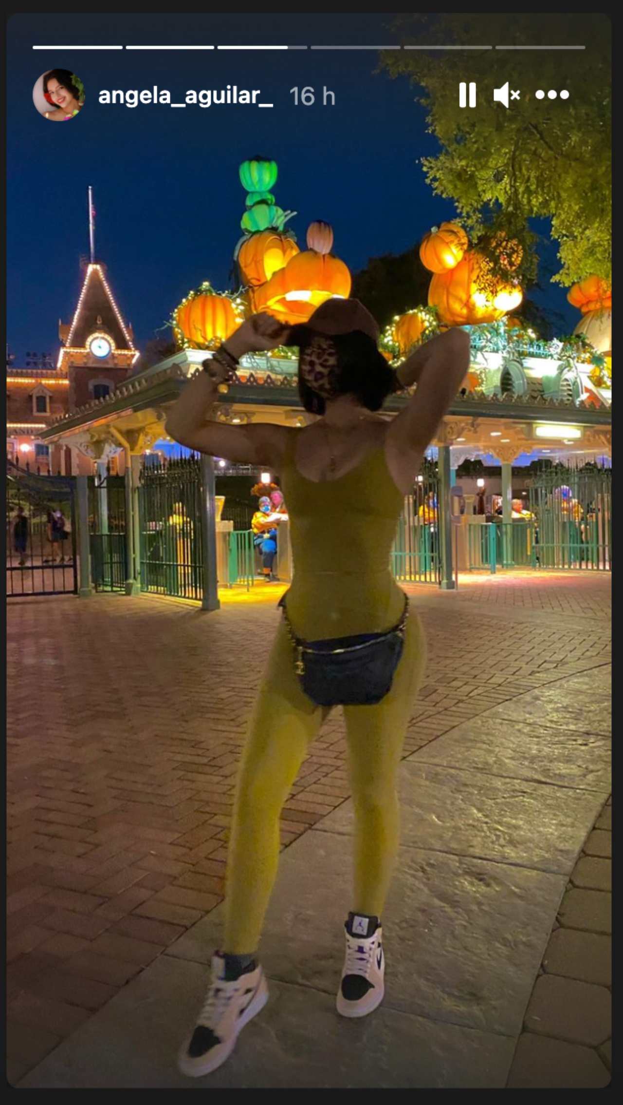 Ángela Aguilar sorprende con body amarillo de lycra