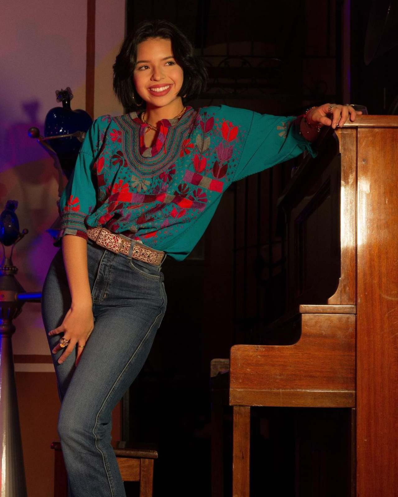 Angela Aguilar jeans blusa bordada mexicana