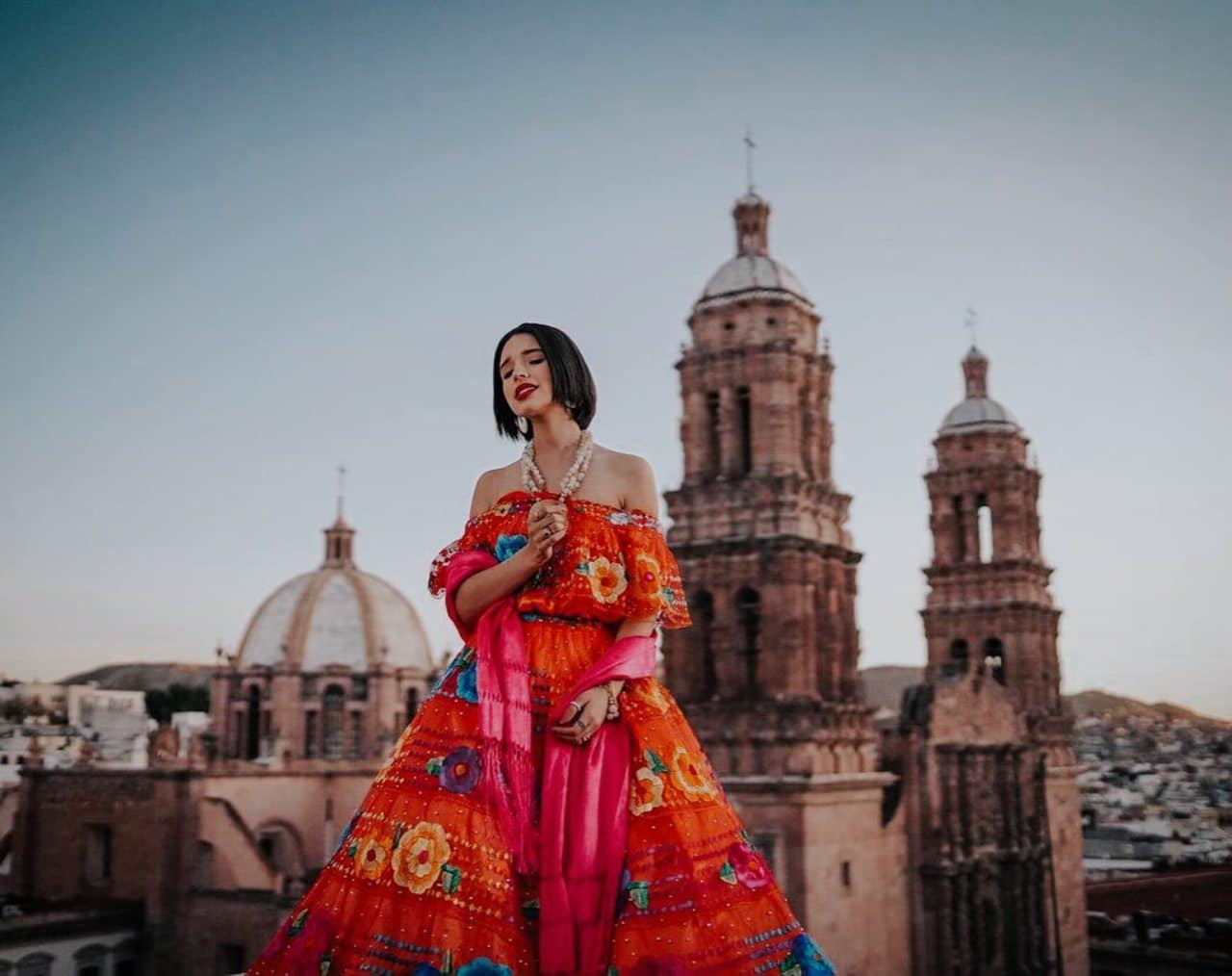 Angela aguilar con trajes tipicos septiembre