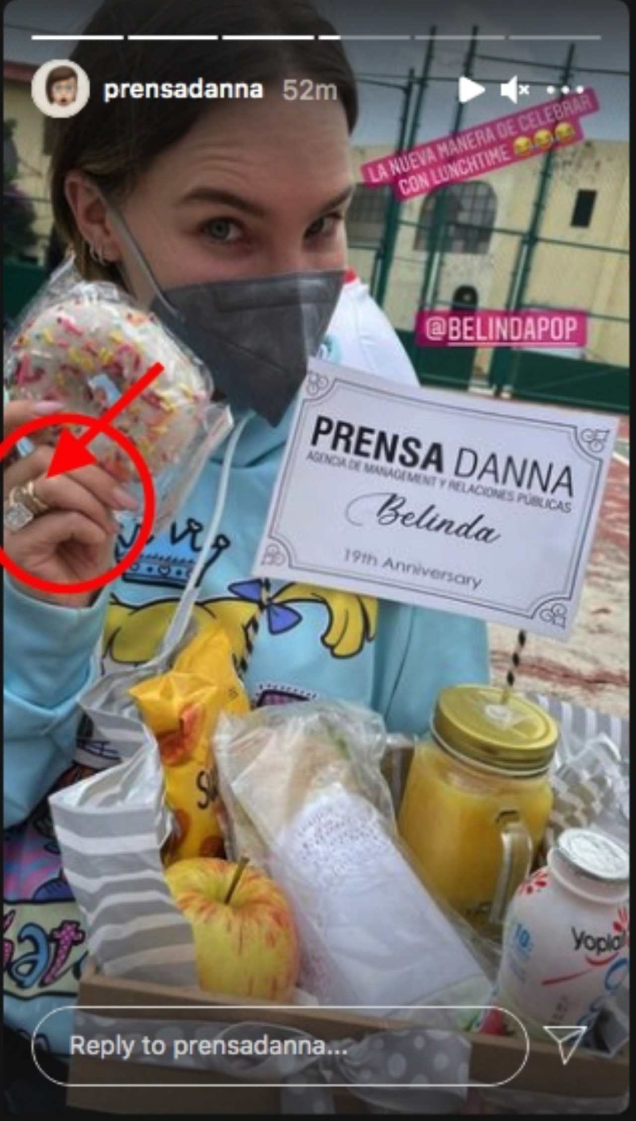 Belinda aparece con anillo de matrimonio