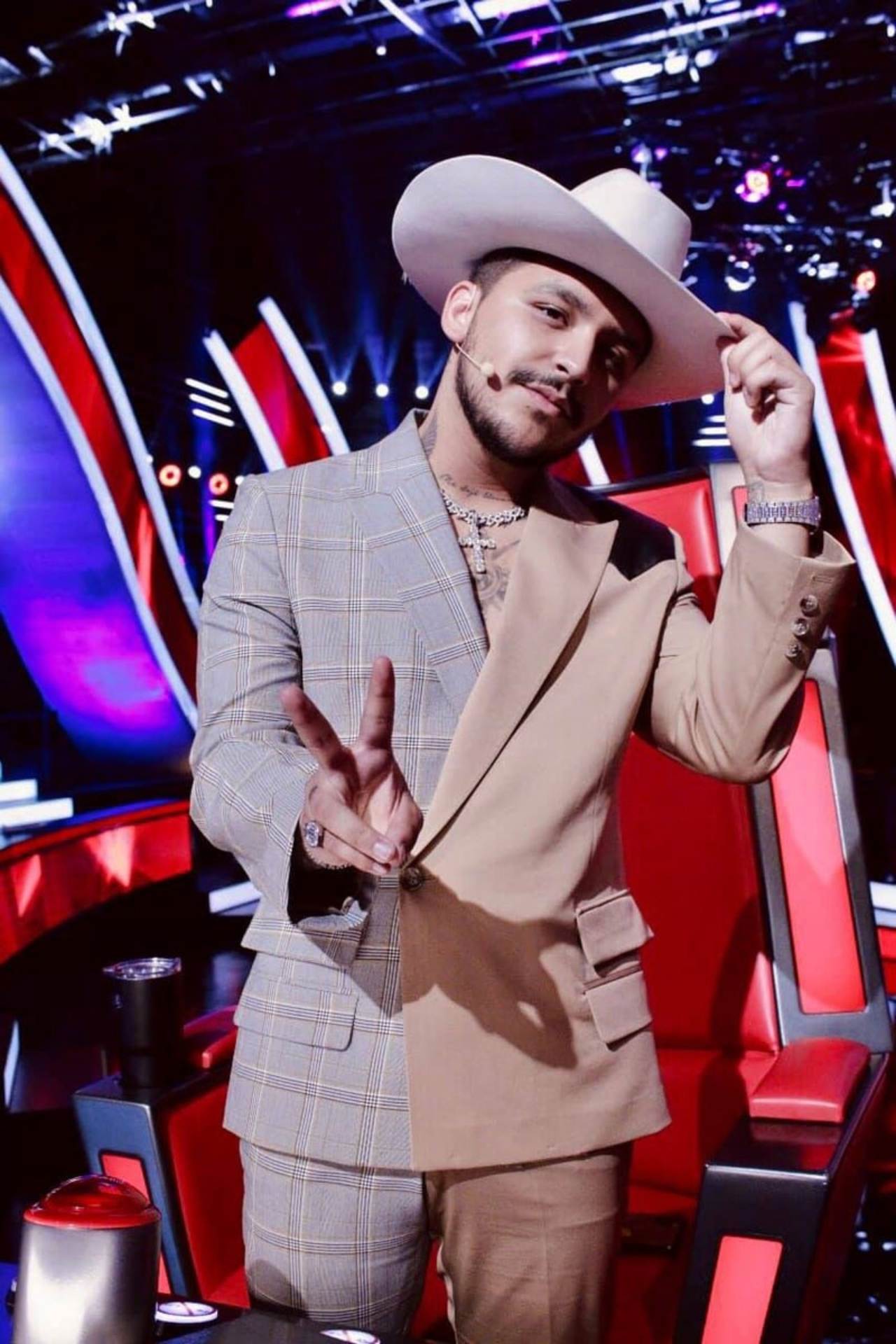 Christian Nodal traje outfits