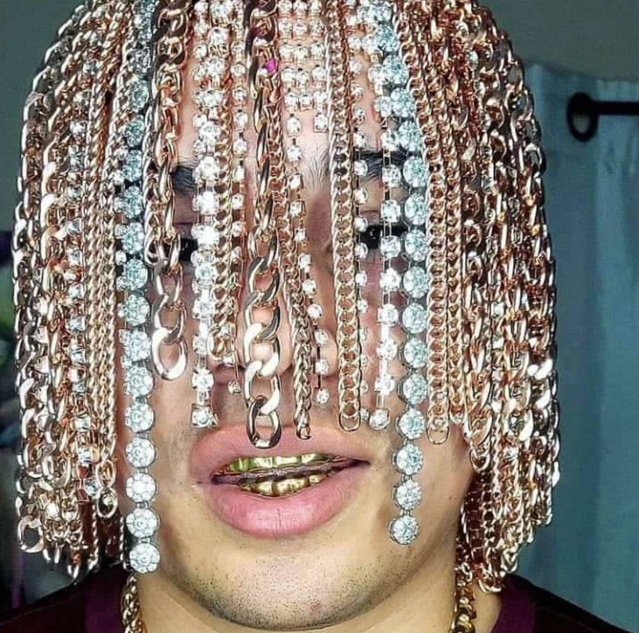 Dan Sur rapero mexicano que se implantó cadenas de oro en el cabello