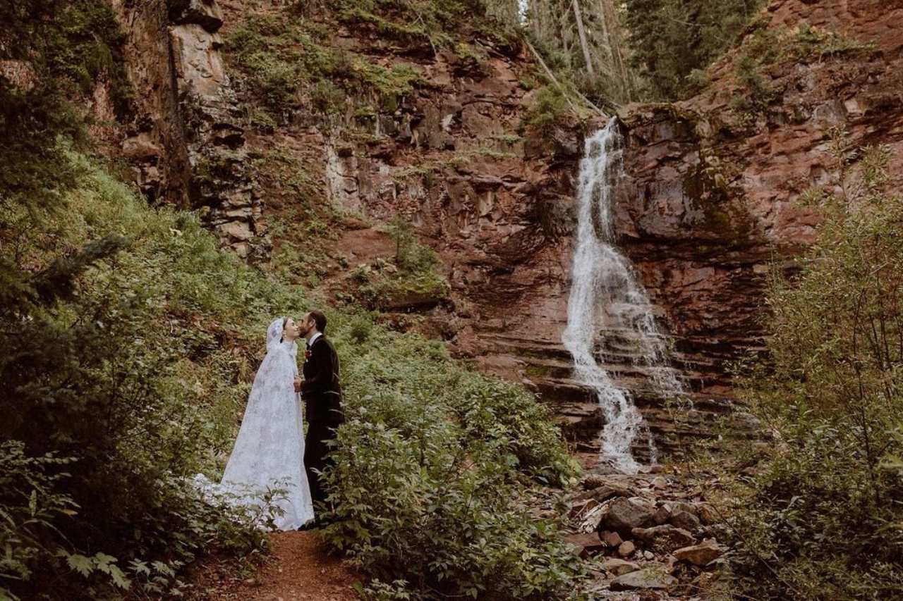 Boda lilly collins en una cascada