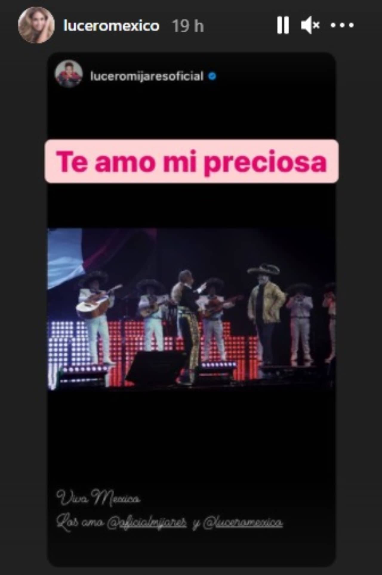 Lucero y Mijares cantando juntos escenario
