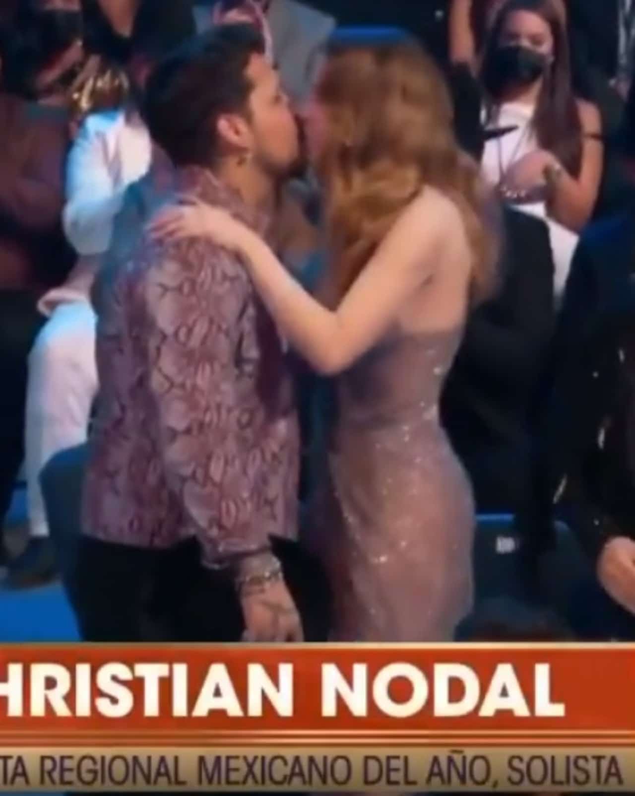 Nodal besa Belinda al ganar Billboard