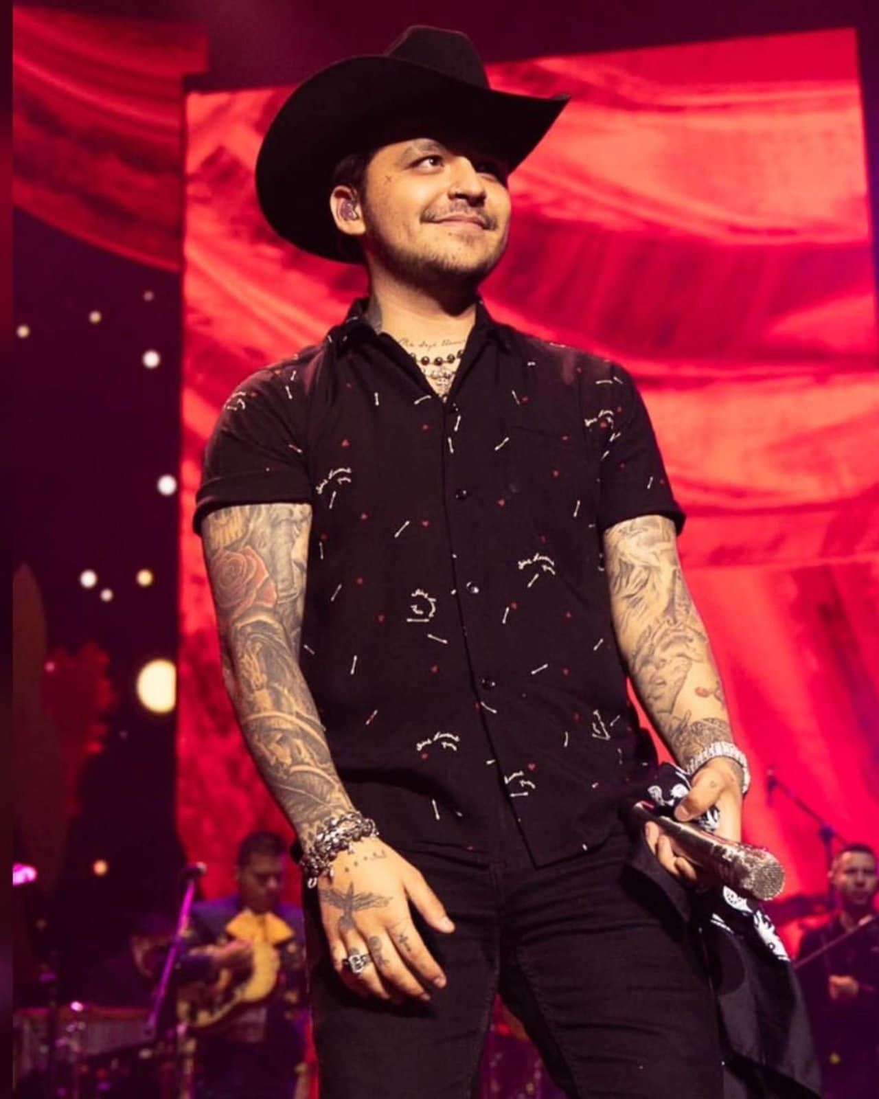 Christian Nodal asegura llora con criticas