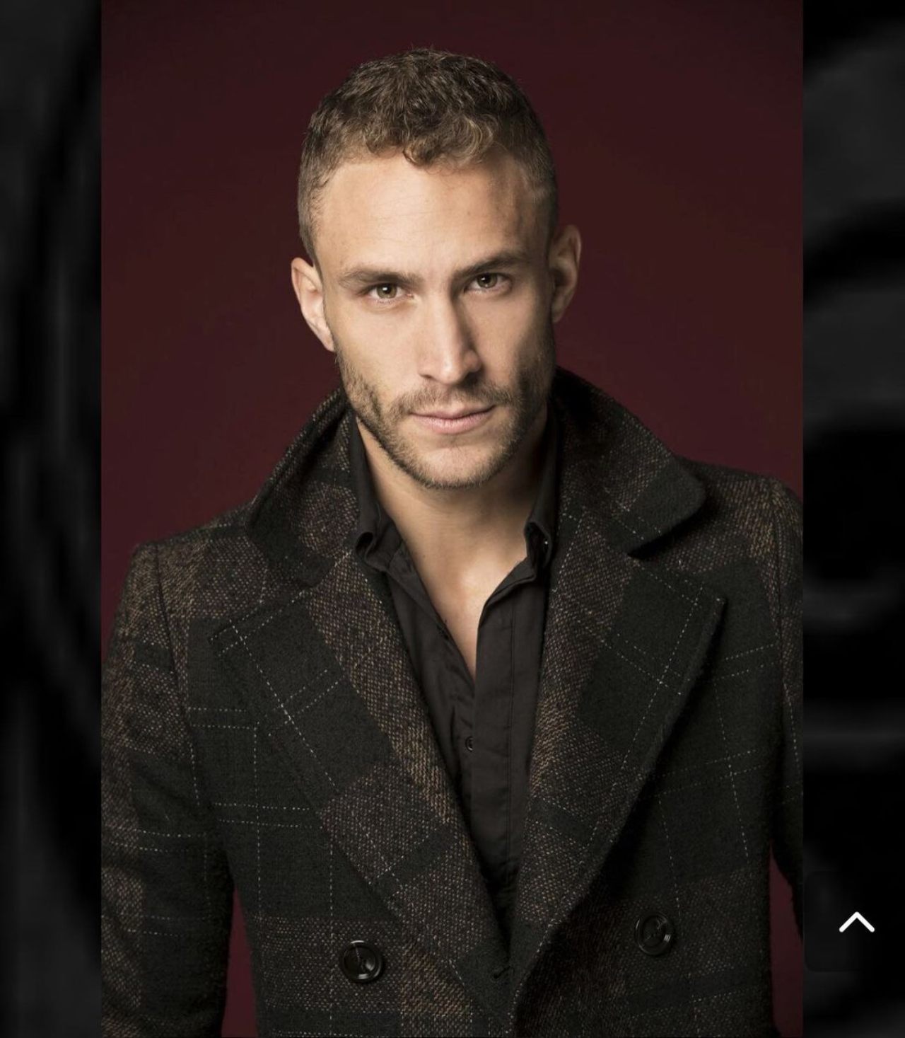 Roberto Romano conquista mujeres gay dinero