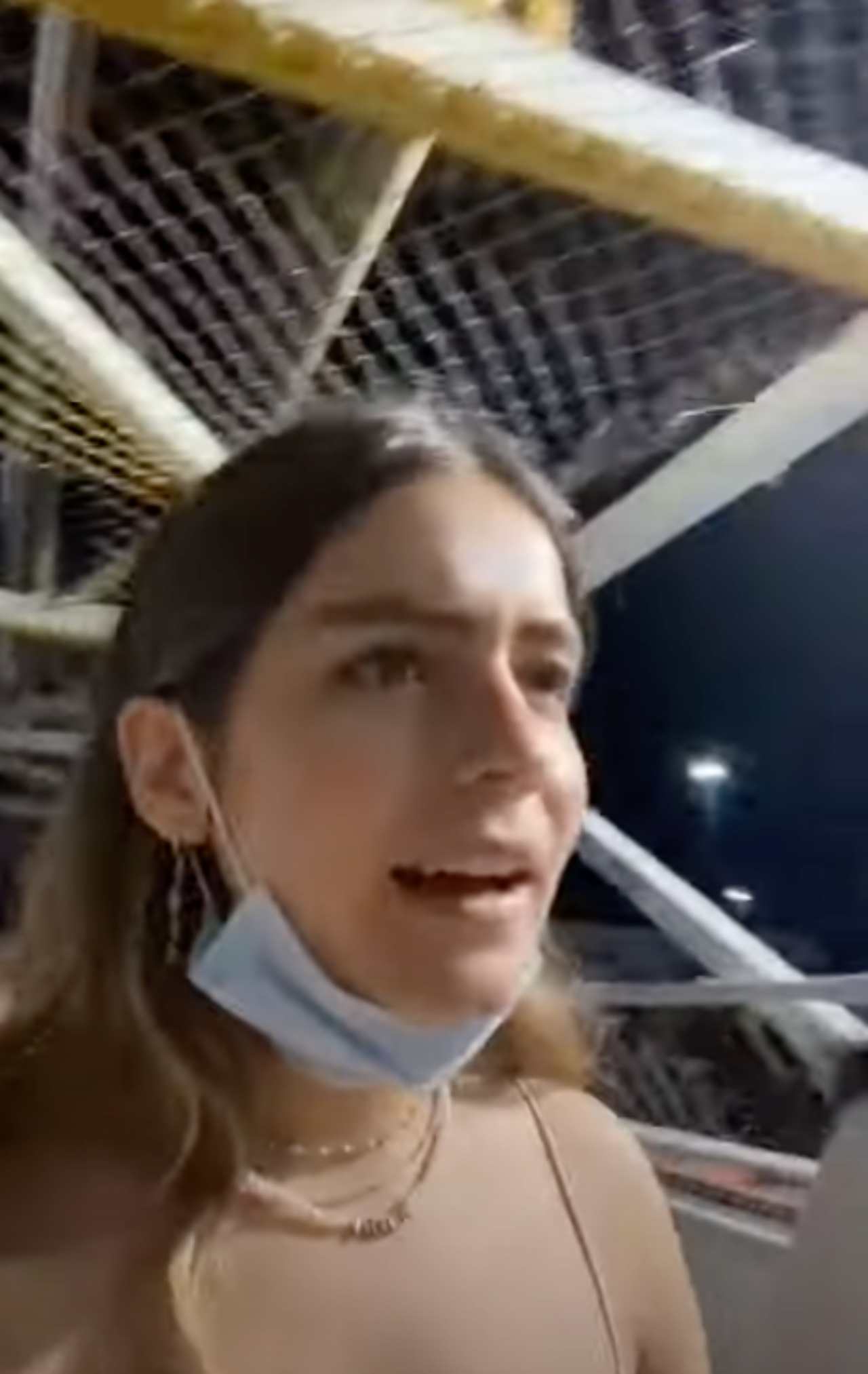 TikToker usa puente peatonal por primera vez