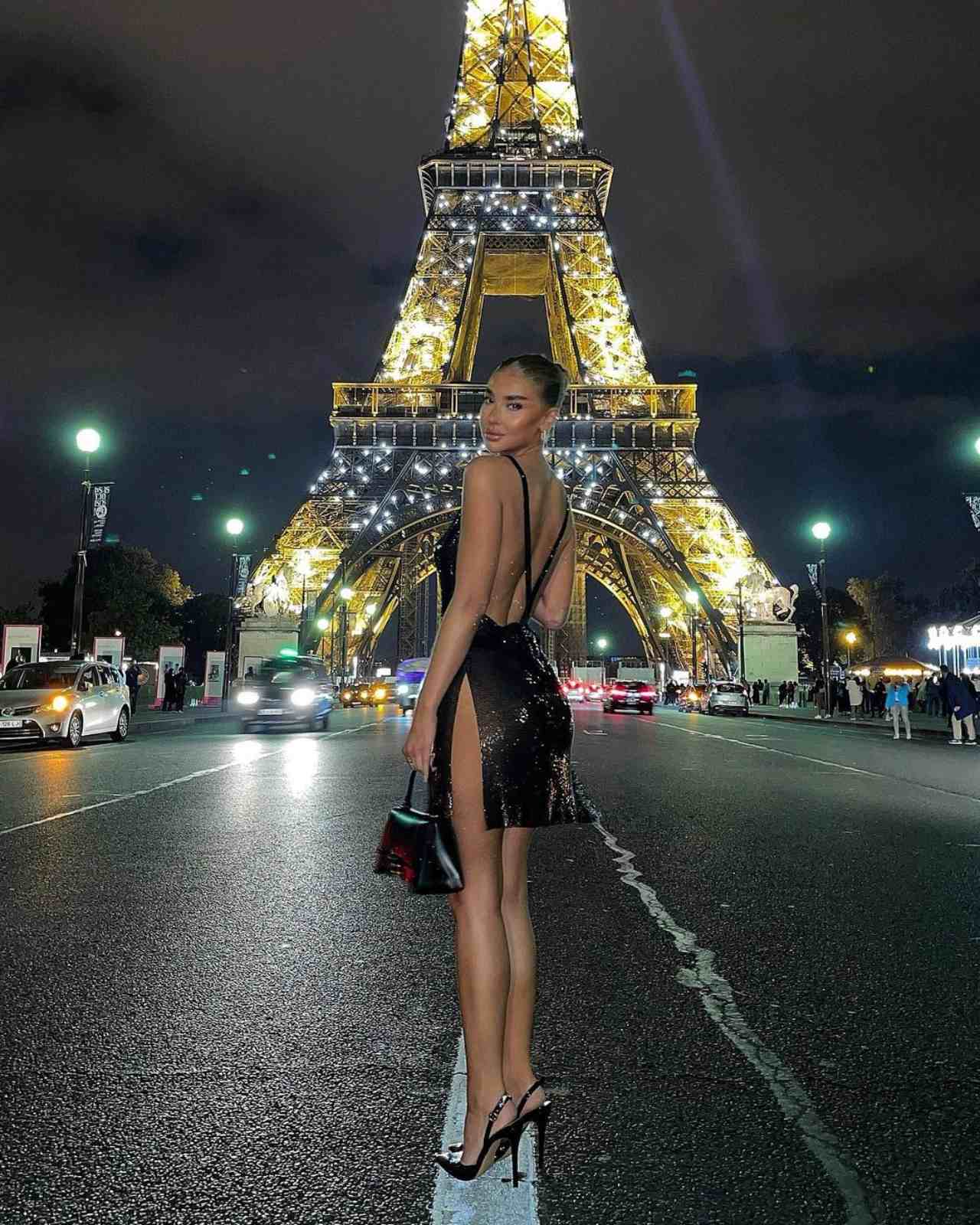 influencer frente torre eiffel photoshop viaje