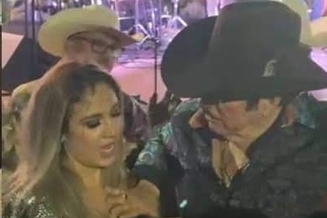 Lalo Mora toca pecho fan proposito