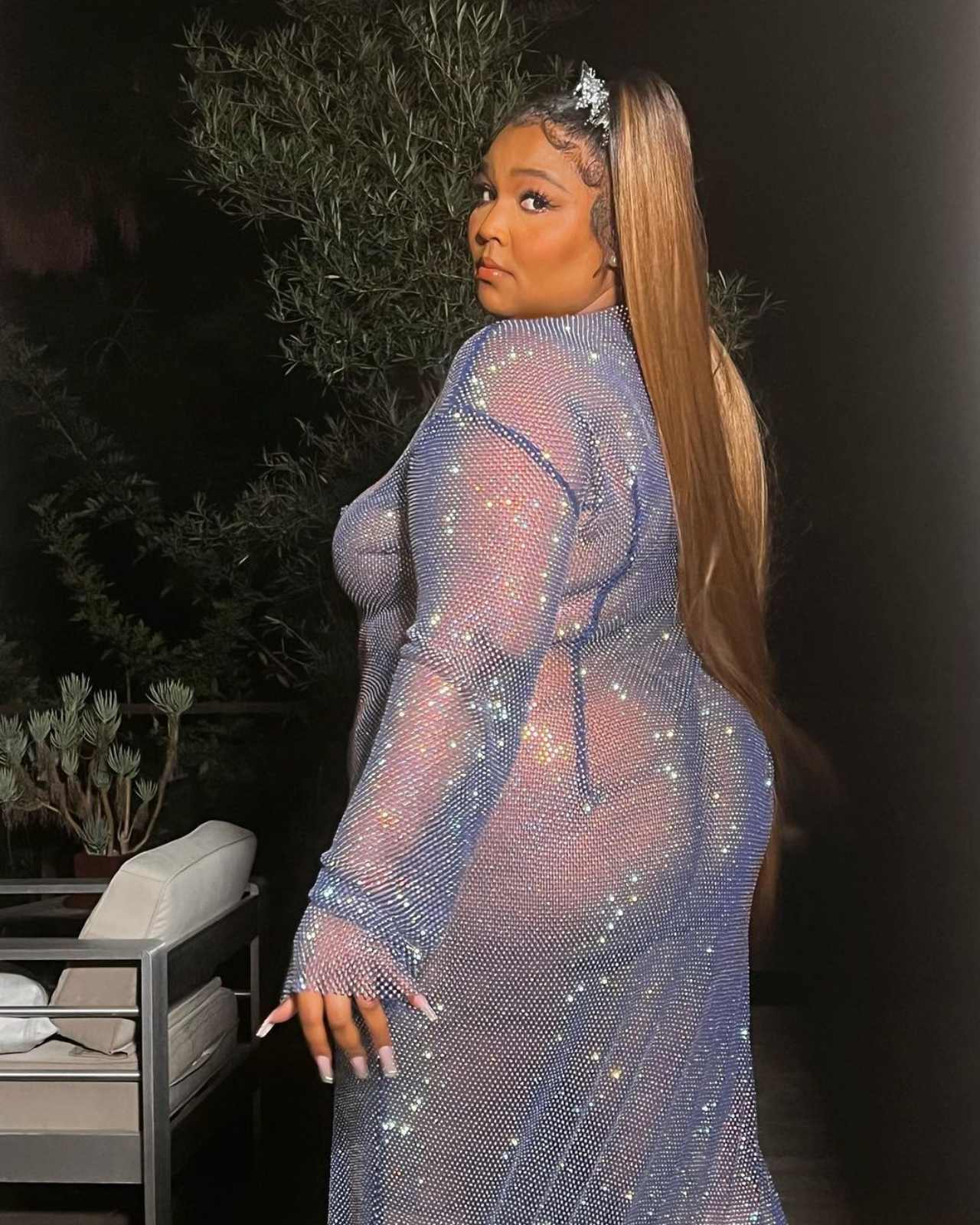 Lizzo en vestido transparente azul glitter