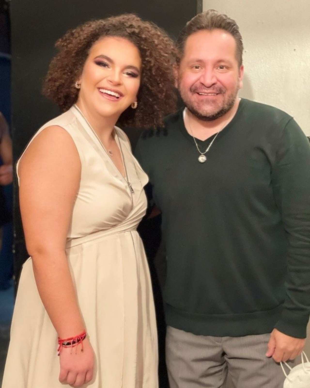Lucero Mijares vestido marfil belleza
