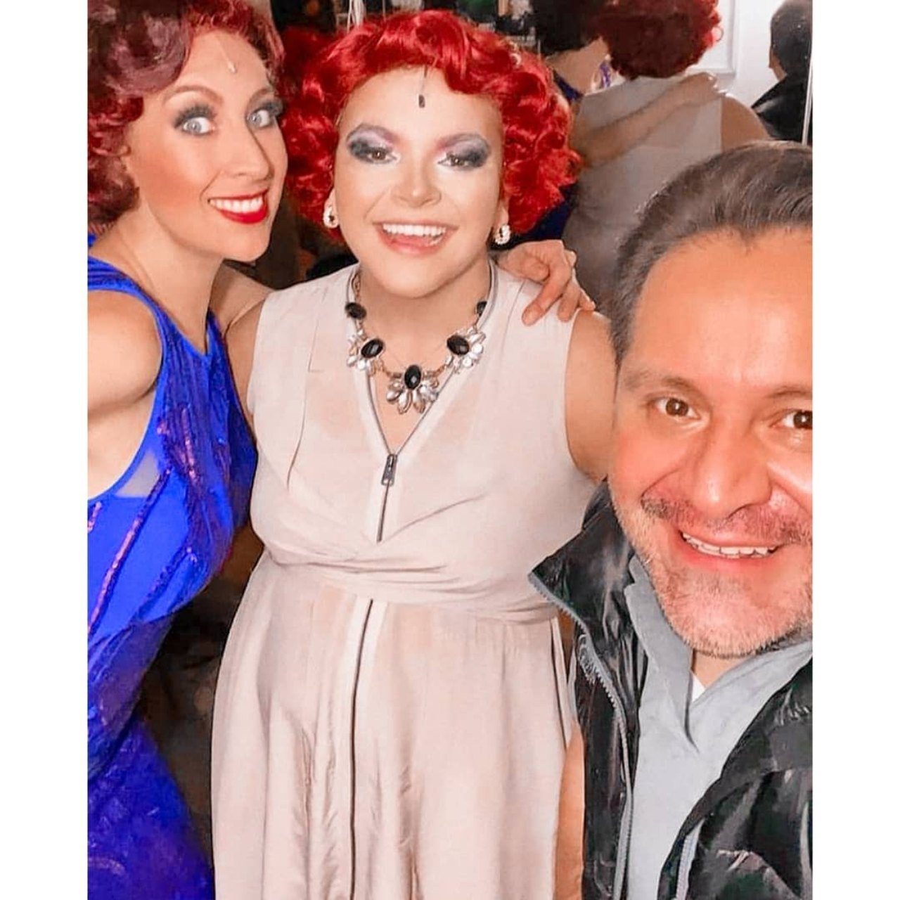 Lucero Mijares vestido satinado obra teatro
