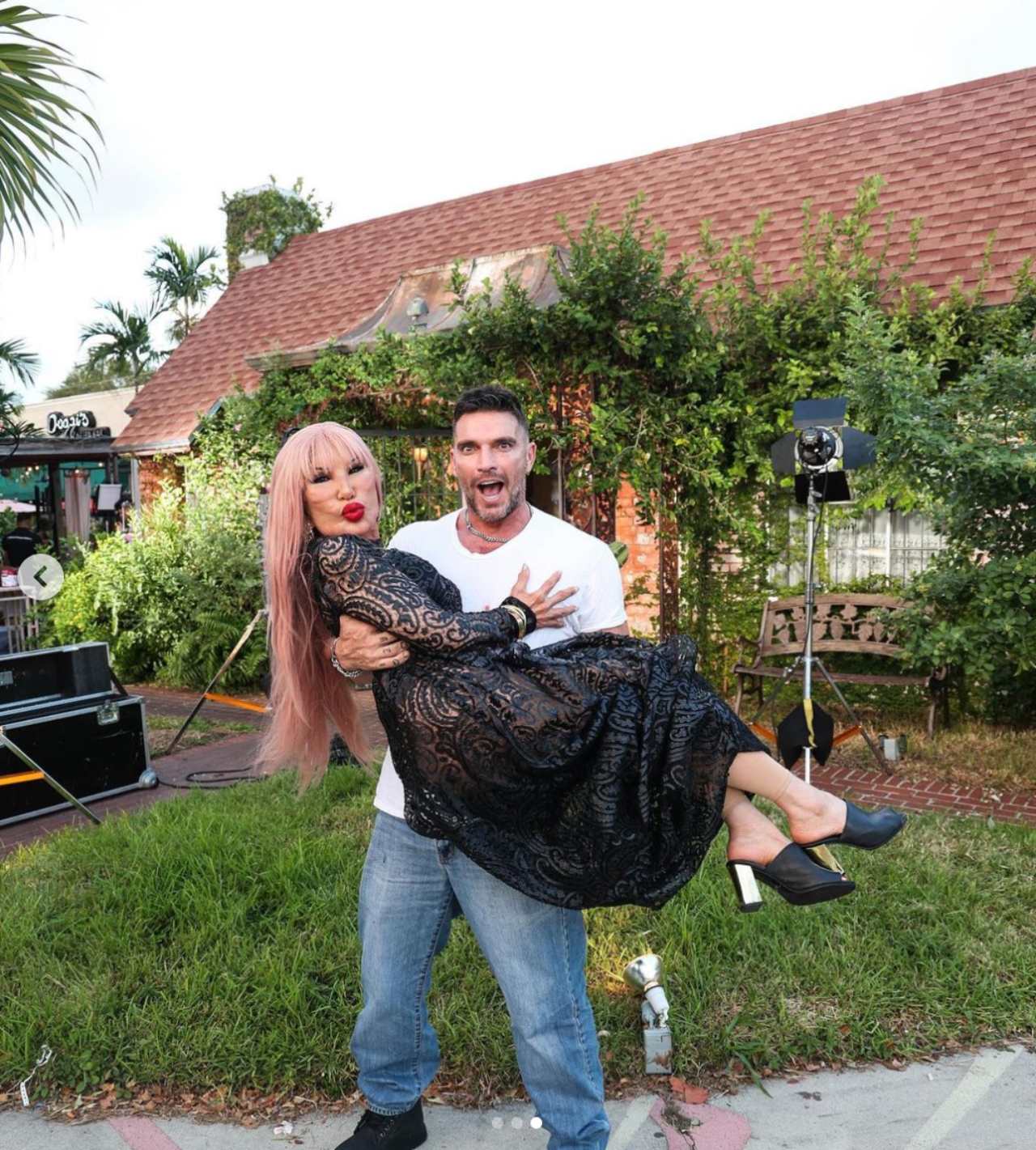 Lyn May protagoniza fotos junto a Julián Gil