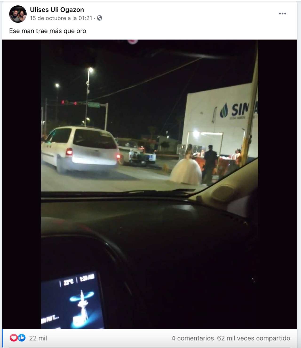 Pareja de recién casados celebra en puesto de tacos