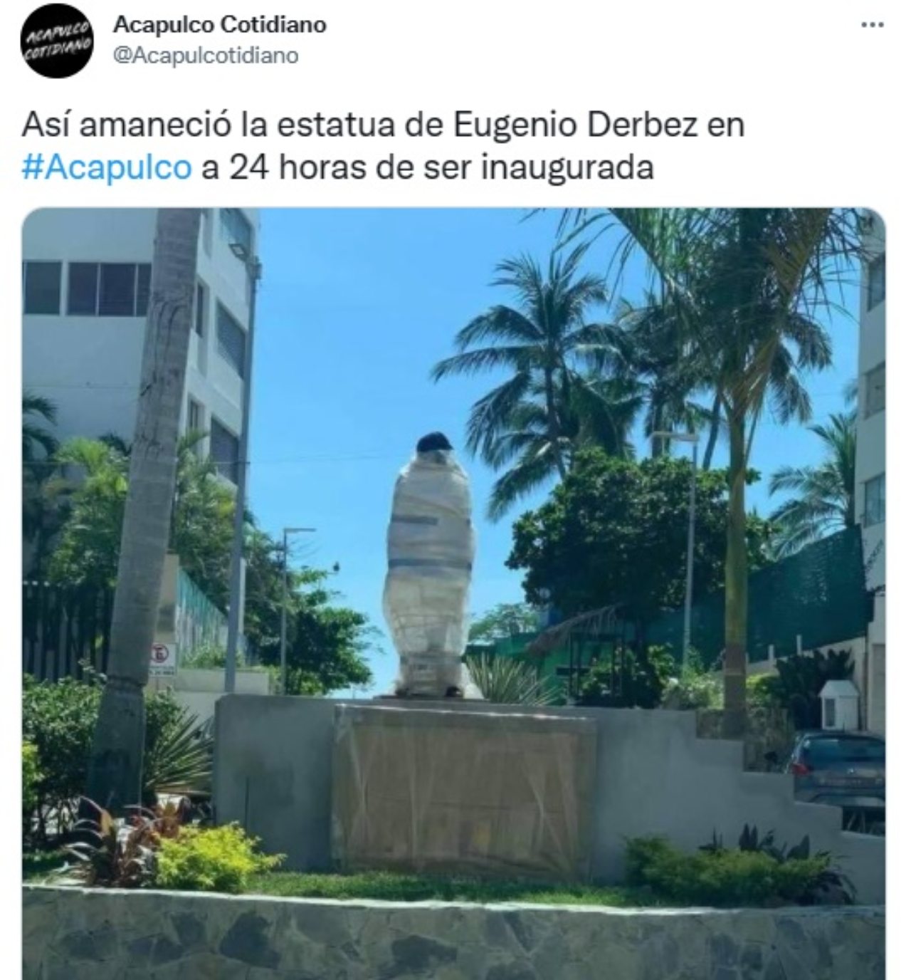 Tapan estatua de Eugenio Derbez Acapulco