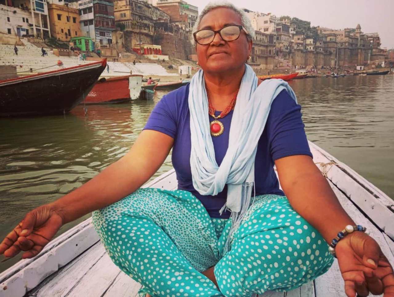 Abuela deja a sus nietos para viajar por el mundo