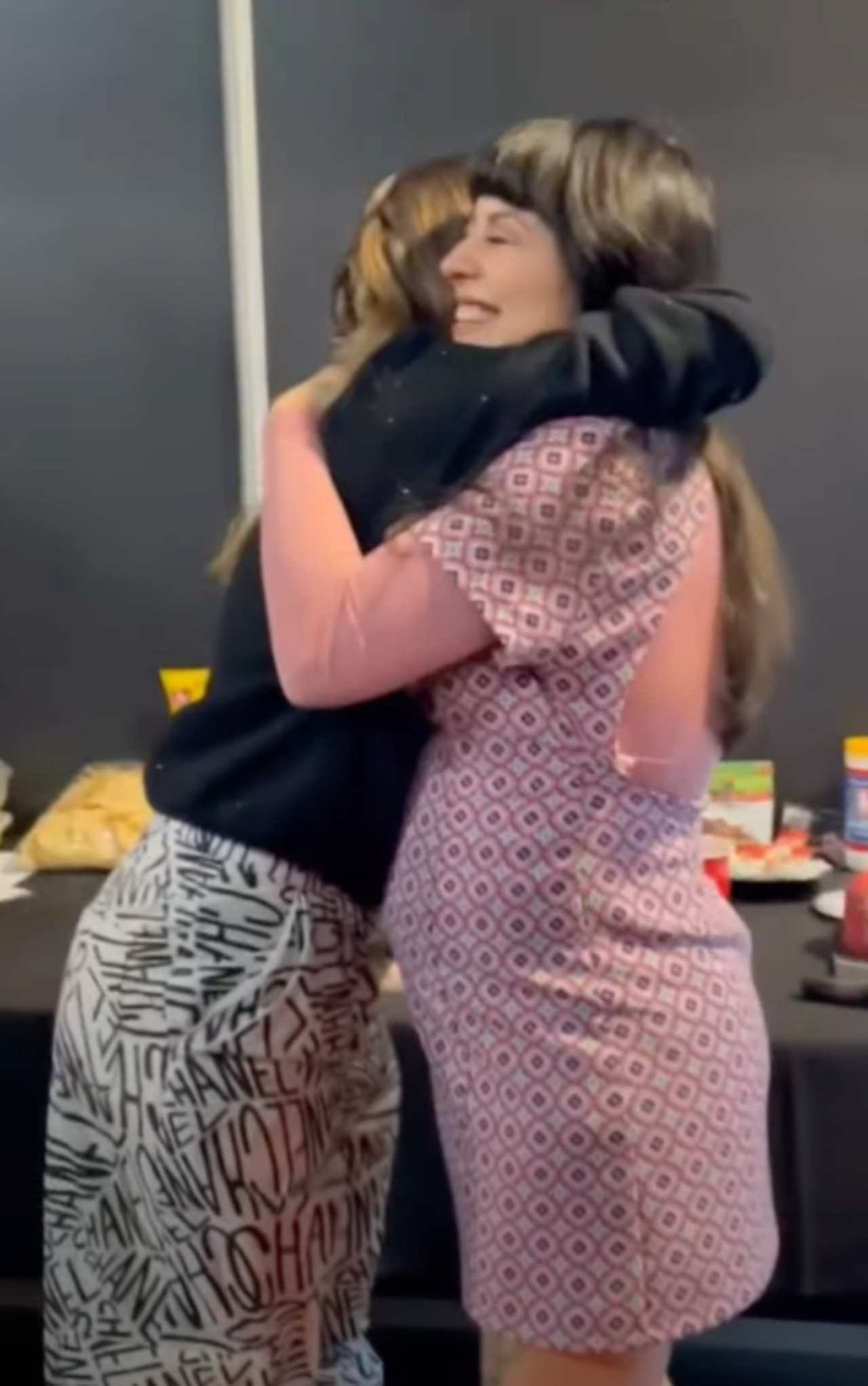 Belinda le da regalo a Mon Laferte