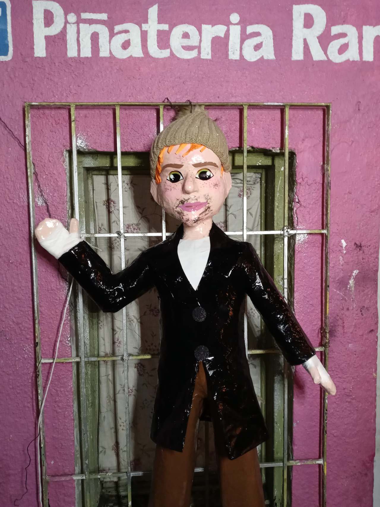Octavio Ocaña piñata homenaje