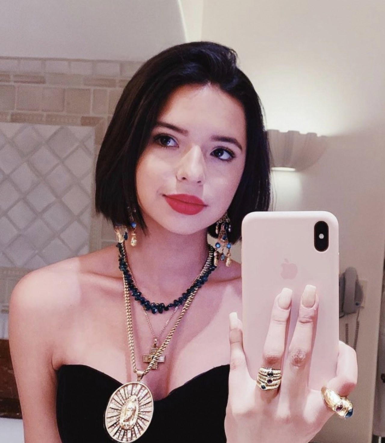Ángela Aguilar collar oro Virgen Guadalupe