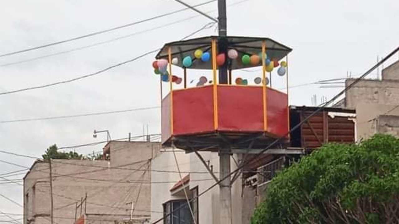 Construyen salÃ³n de fiestas en poste de luz en Ciudad Neza