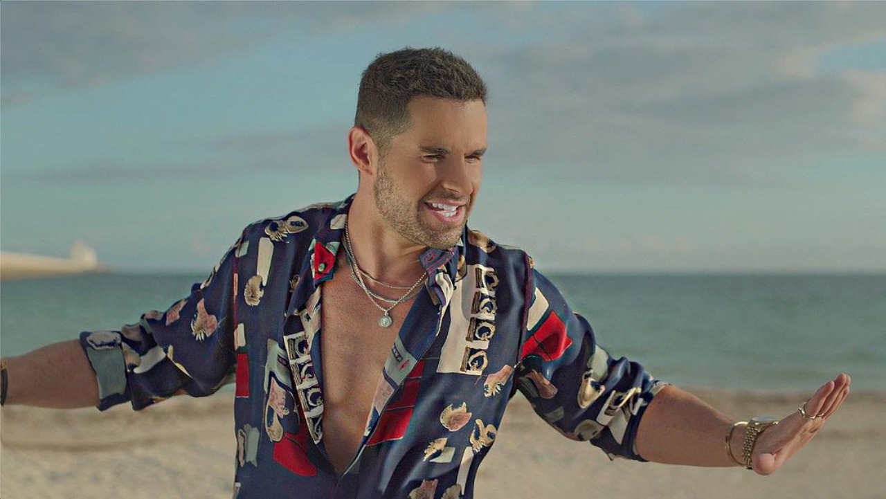 Eleazar Gomez trabaja en su musica
