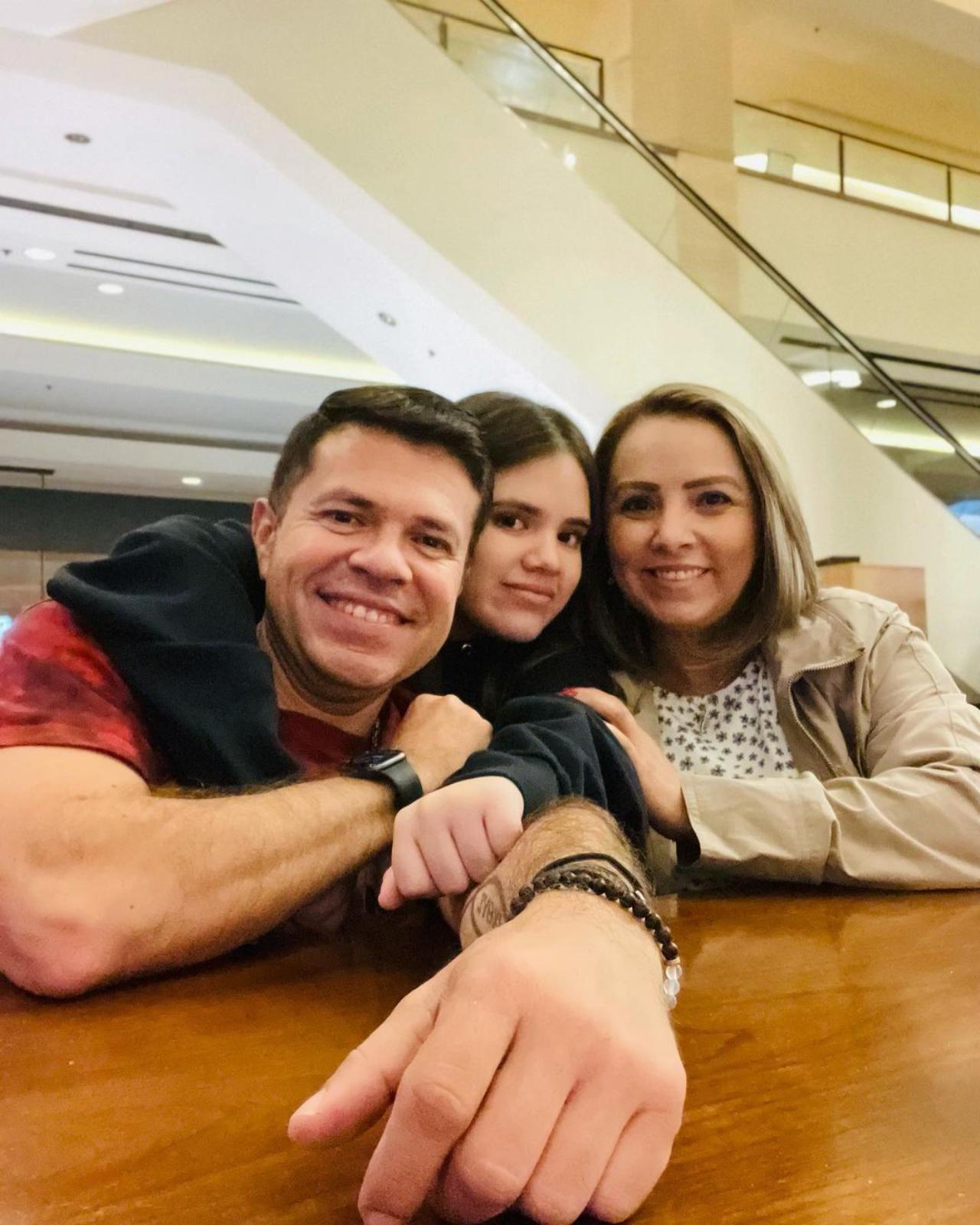 Jorge Medina esposa y su hija