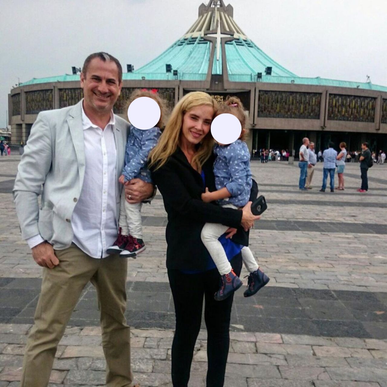 Esposa Patricio Cabezut con sus hijas