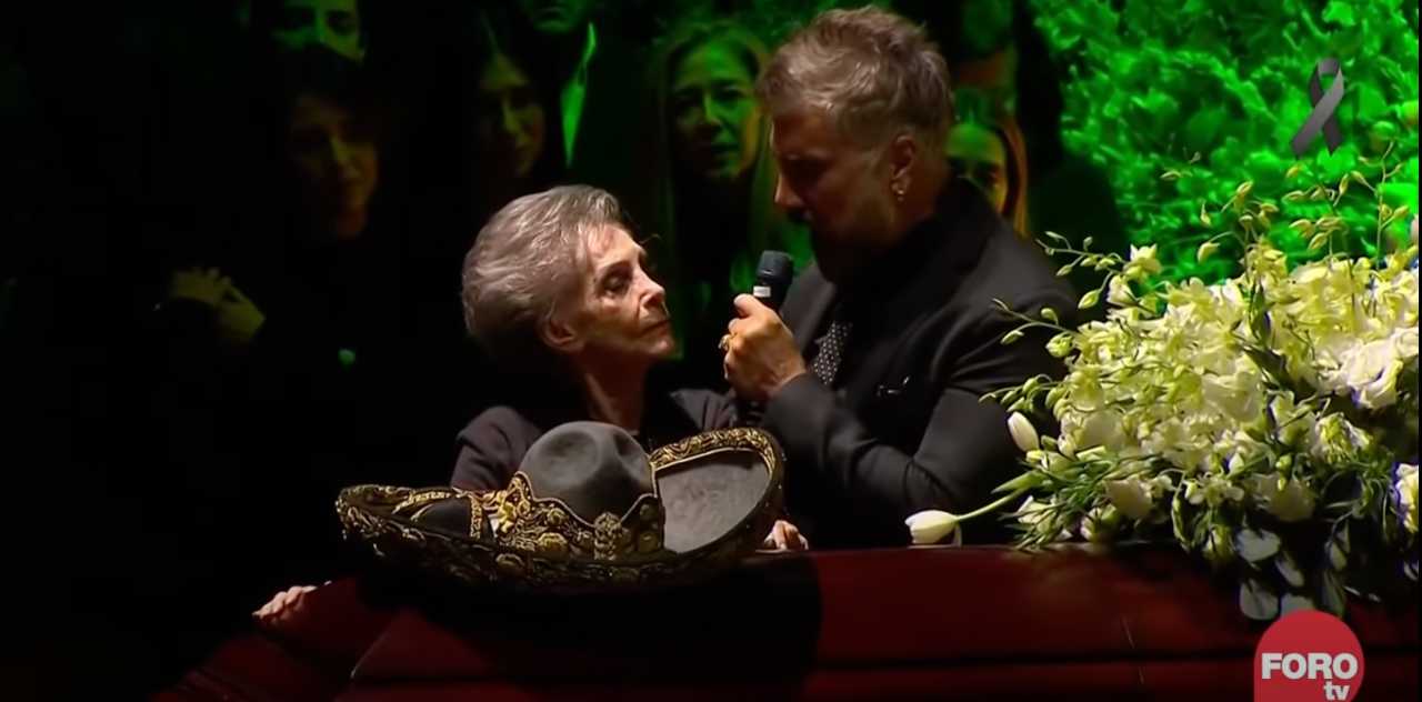 Alejandro Fernández canta en el homenaje a Vicente Fernández 