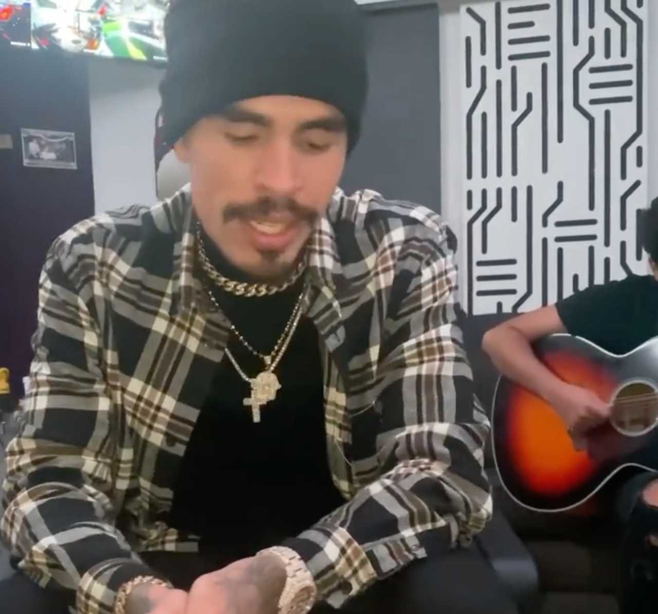 Erick Aragón de Grupo Codiciado agrede a fan