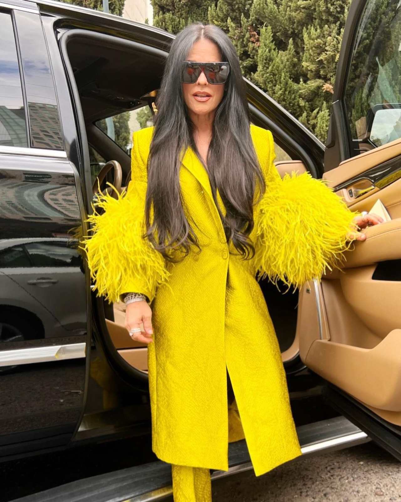 Martha Debayle look amarillo Big Bird
