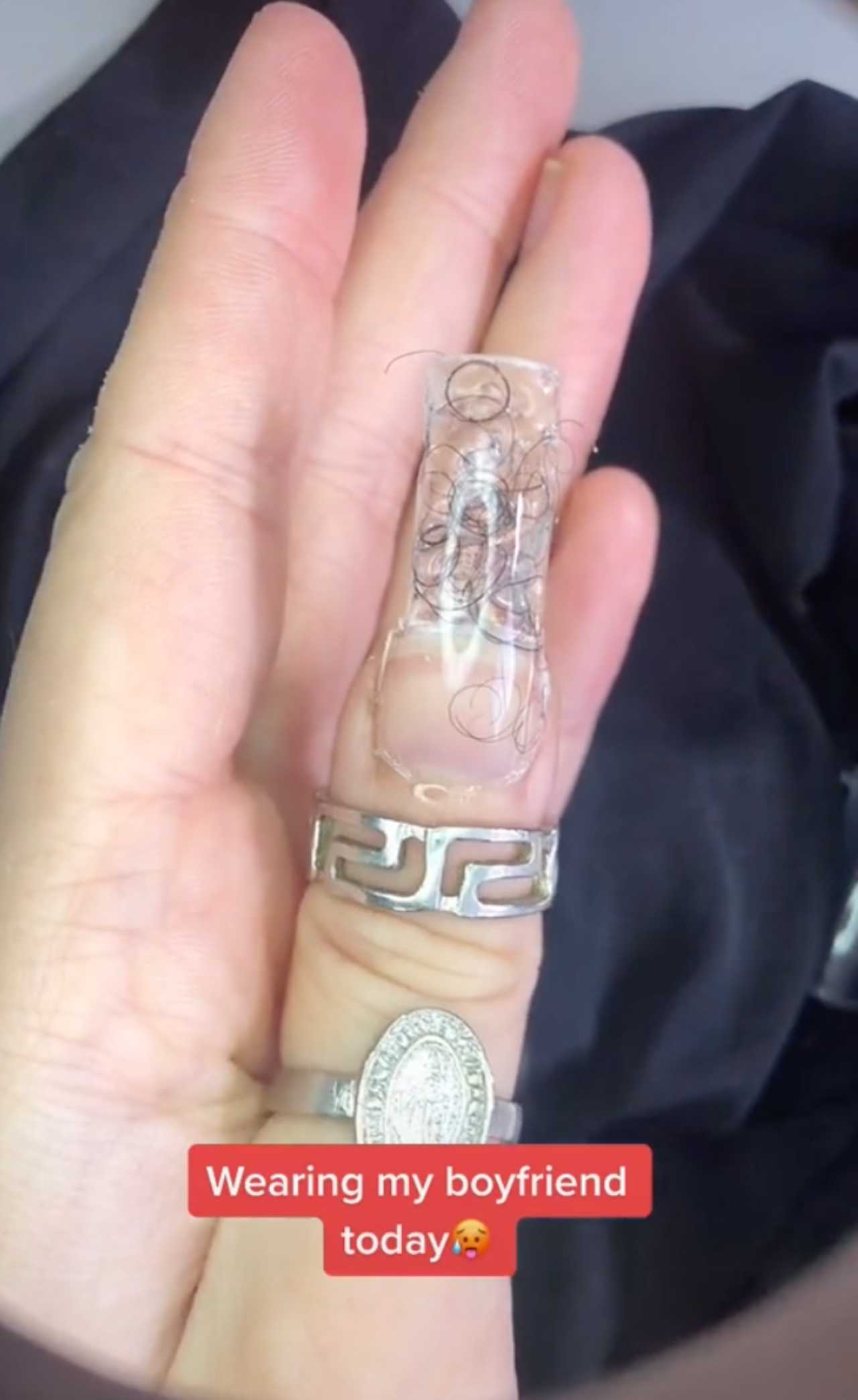 Mujer se hace uñas postizas con vello pubico de su novio