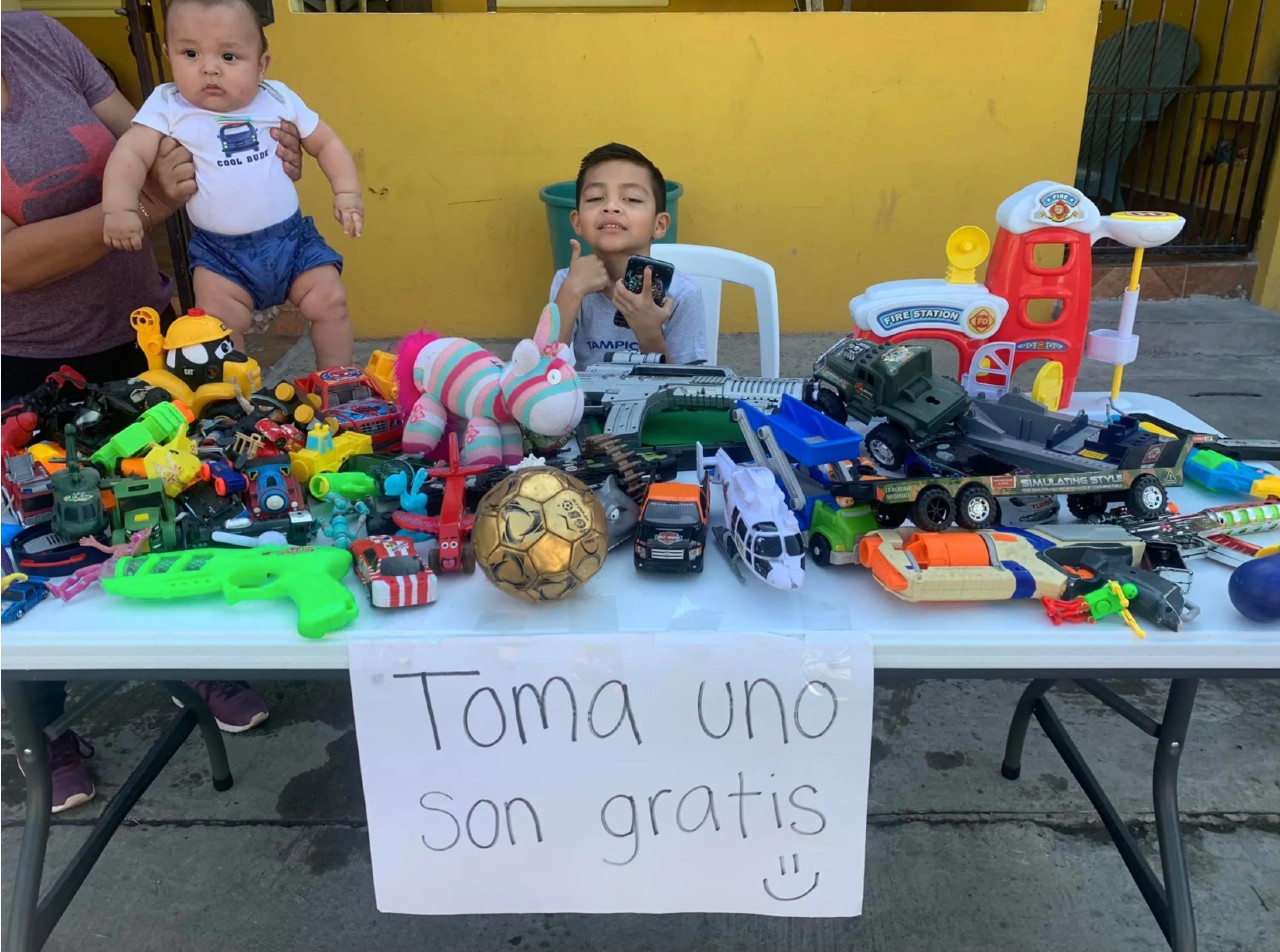 niño regala juguetes a otros