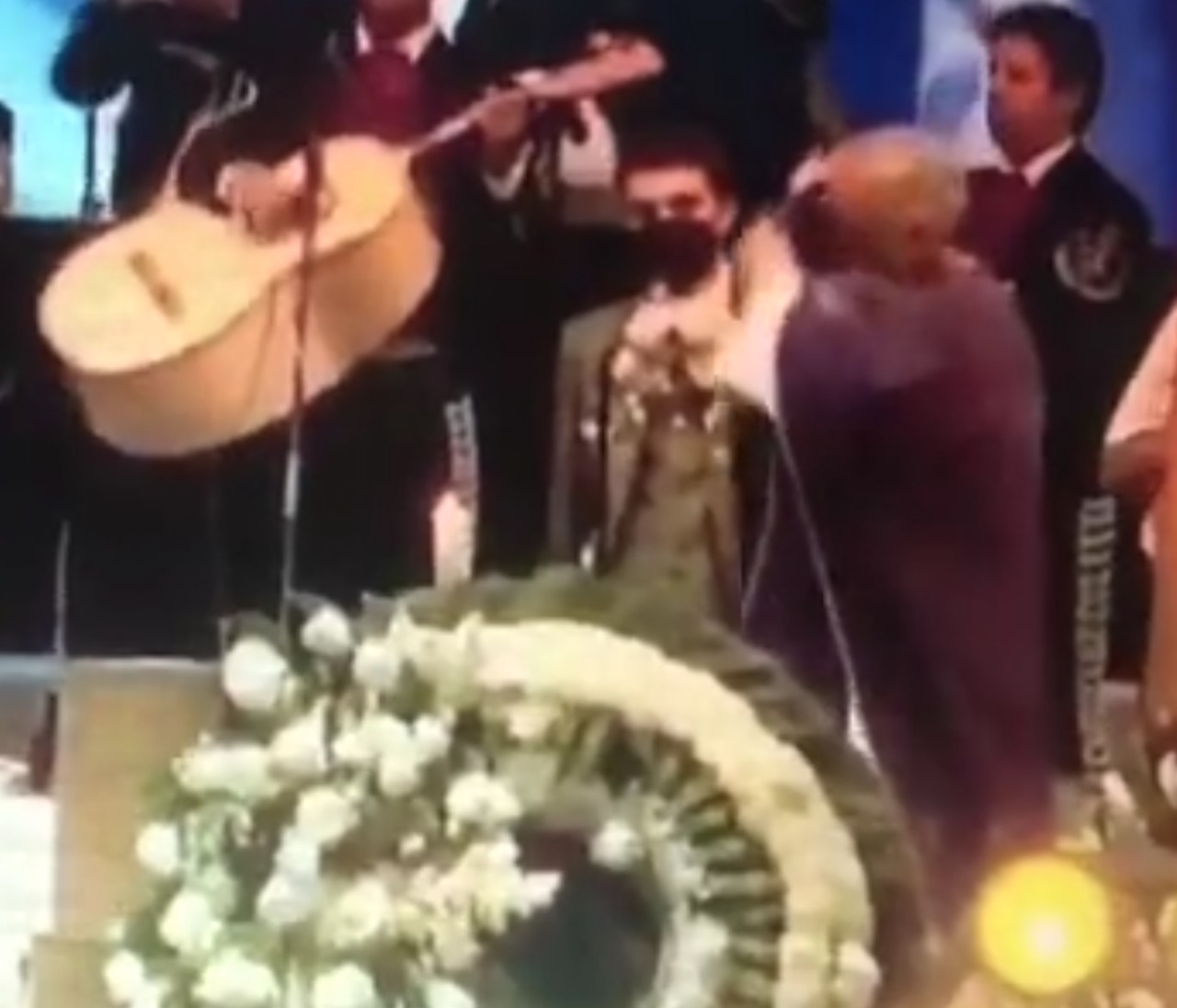 sacerdote se cambia sotana a charro