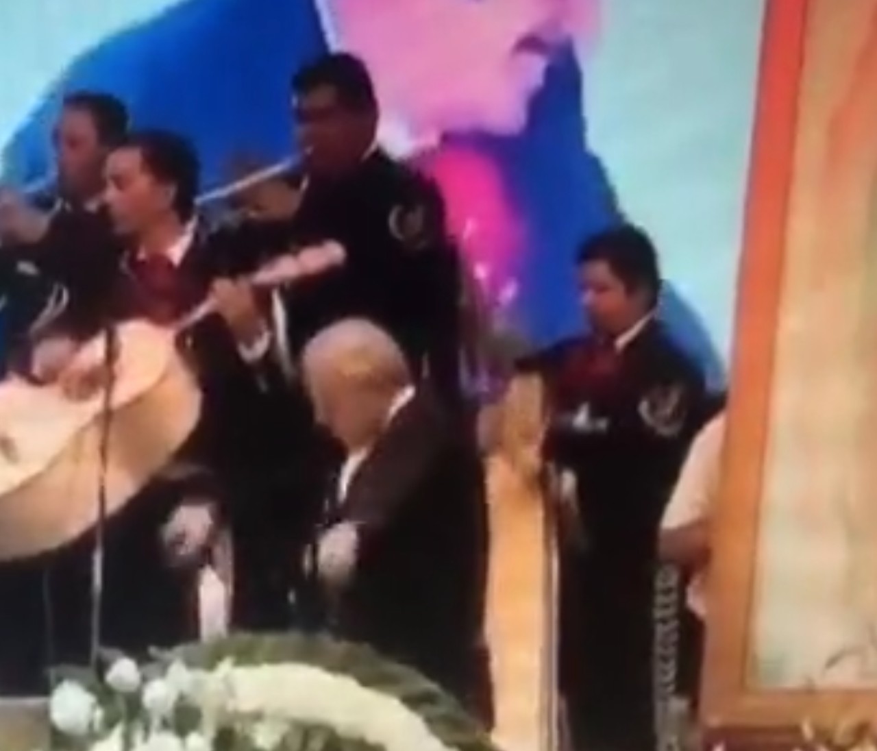sacerdote se cambia viciente fernandez funeral