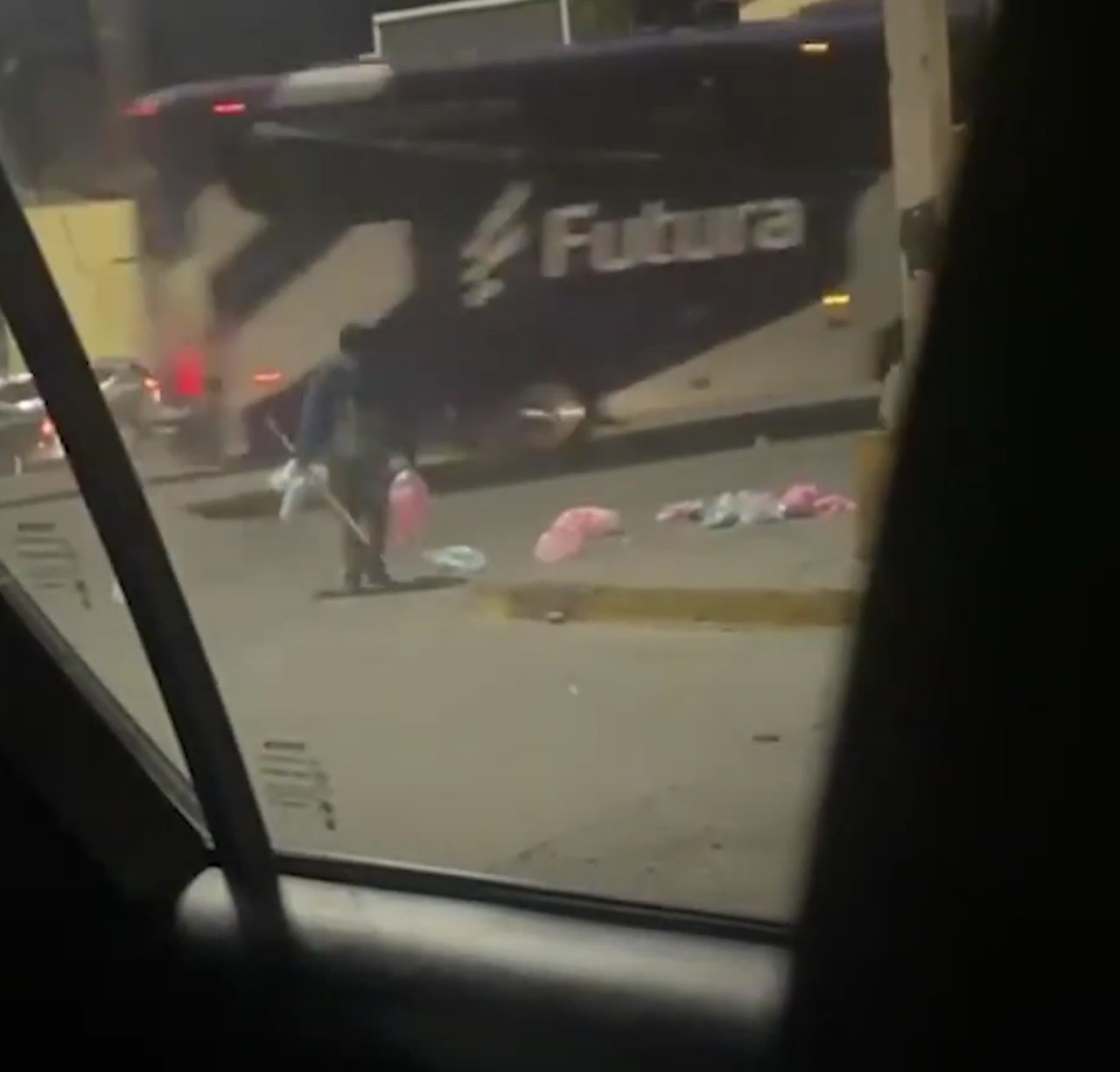 señor tiro sus algodones por falta de venta