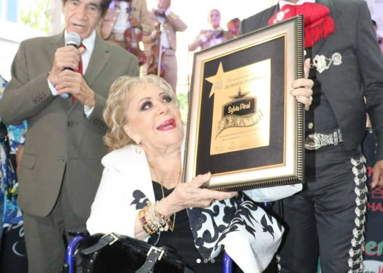 Silvia Pinal sale del hospital