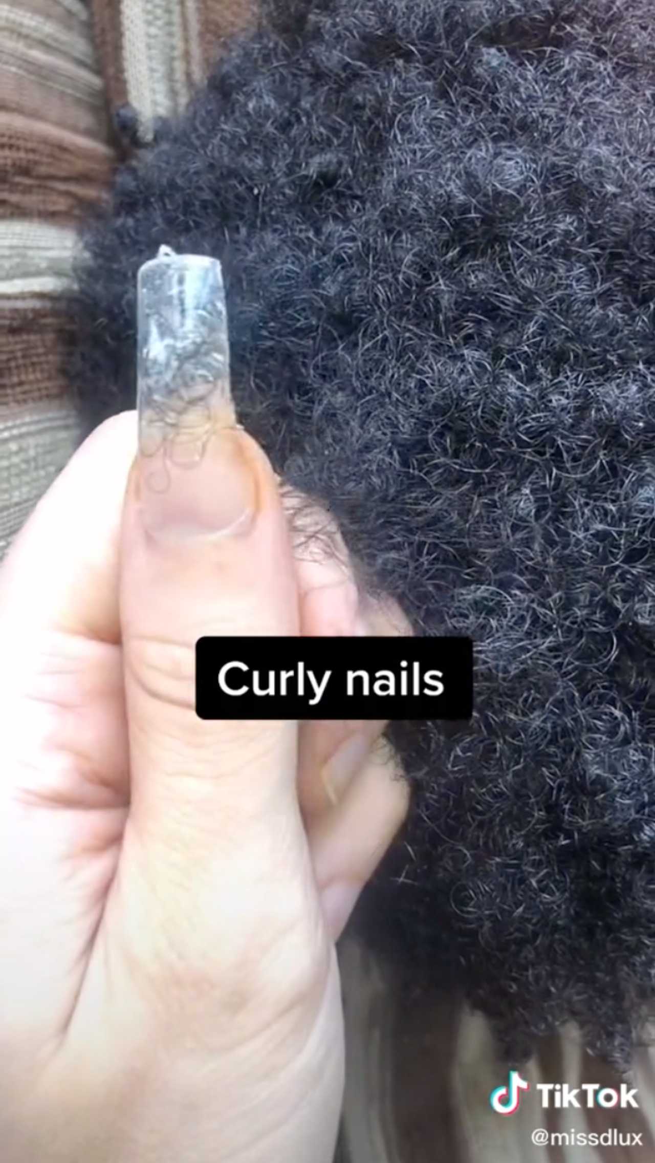 Mujer usa uñas postizas de vello púbico de su novio