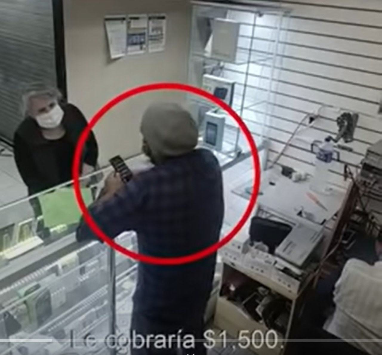 Abuelita lleva reparar celular llamadas entran