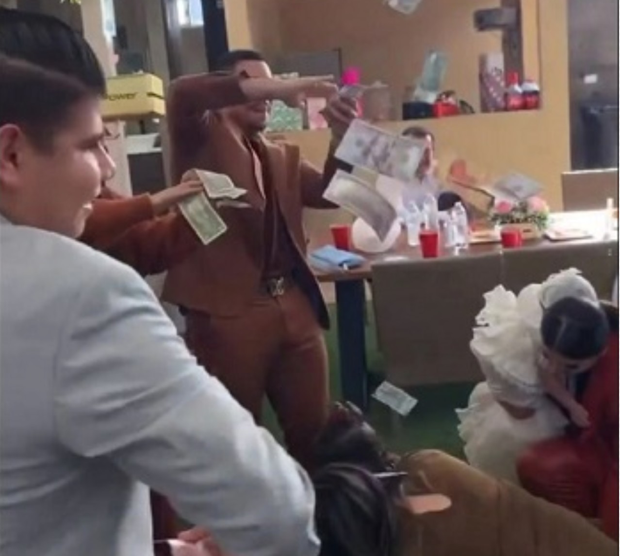 eduin caz lanzo billetes como padrino bautizo