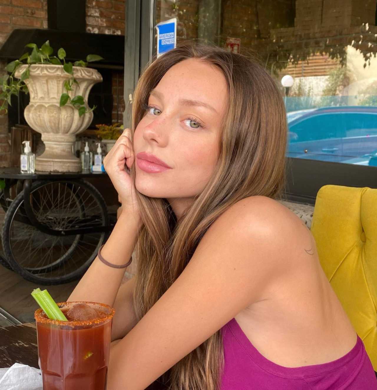 Ester Exposito la critican por su cara