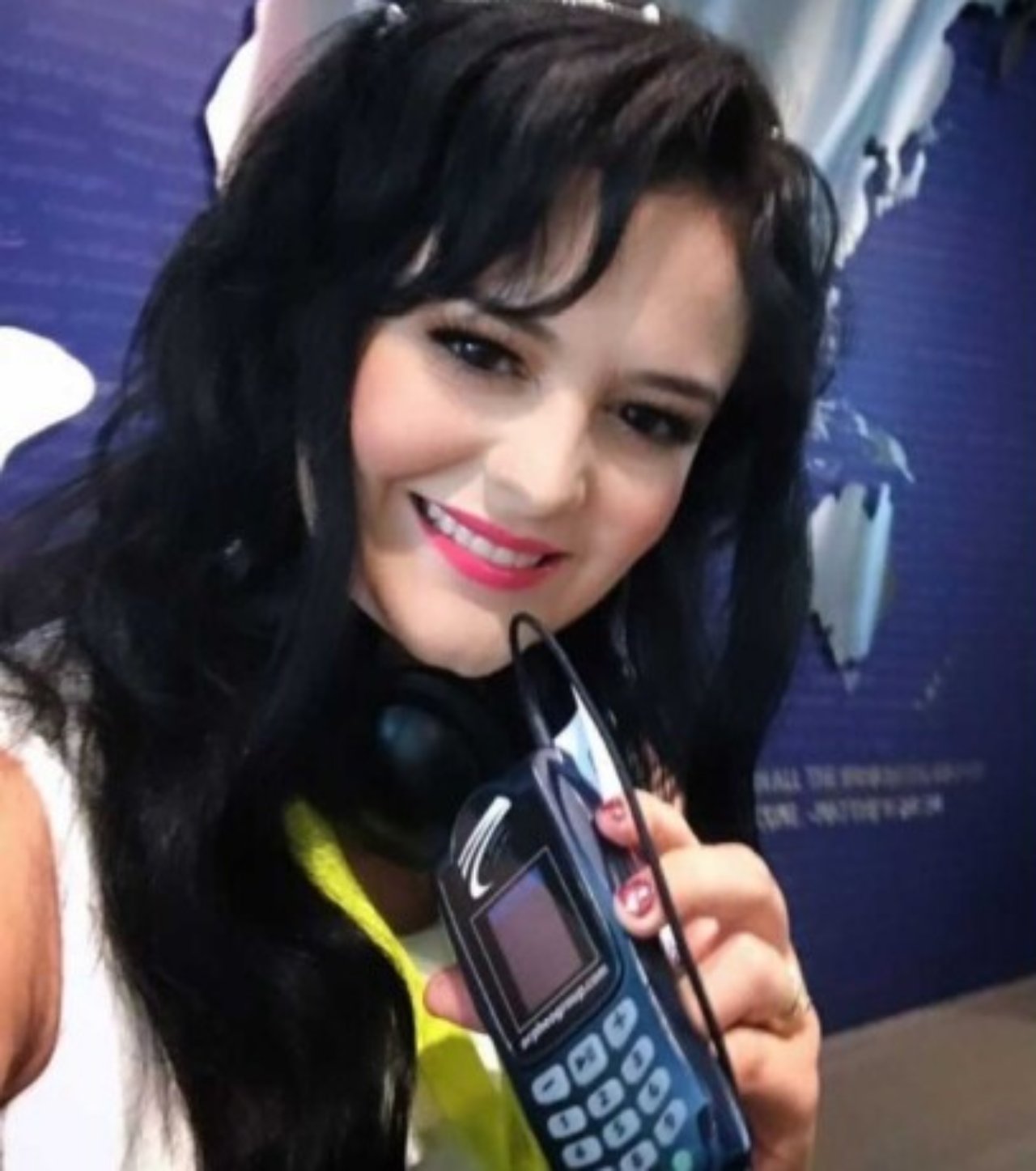 Allisson Lozz transformación cabello negro fleco