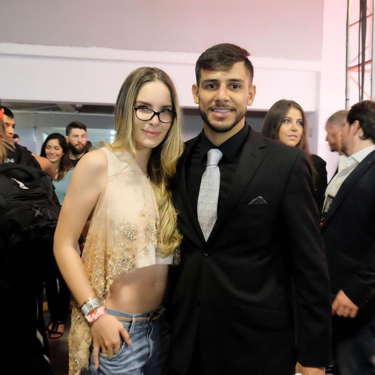 Aseguran Belinda anda con luchador de UFC