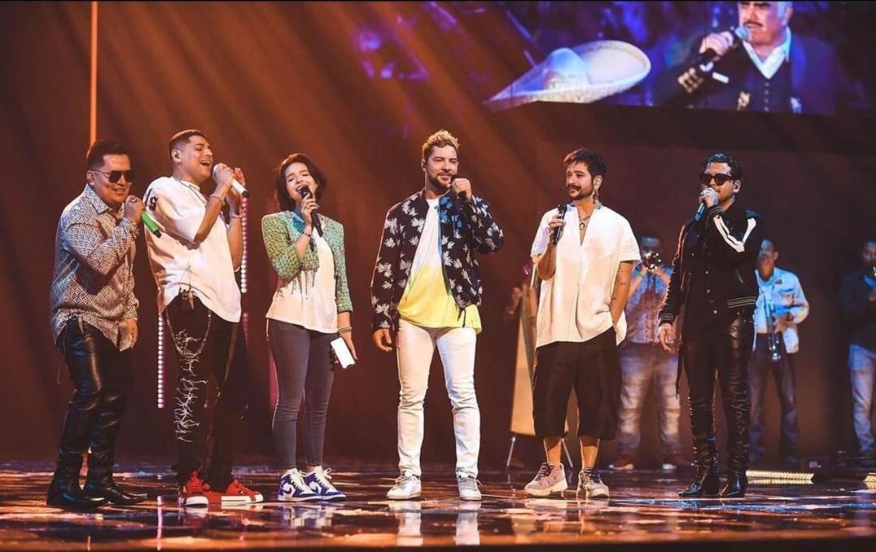 Eduin Caz Nodal cantando juntos escenario