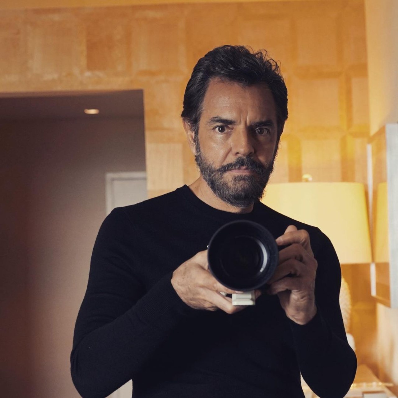 Eugenio Derbez hace pipi programa vivo